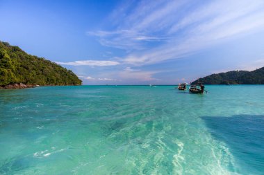 Tayland 'ın güneyindeki Tropicana' da açık gökyüzü altında deniz manzarası ve dağ manzarası
