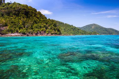 Tayland 'ın güneyindeki Tropicana' da açık gökyüzü altında deniz manzarası ve dağ manzarası