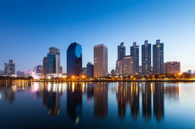 Bangkok Tayland 'ın merkezinde yer alan su üzerindeki modern binanın gece manzarası