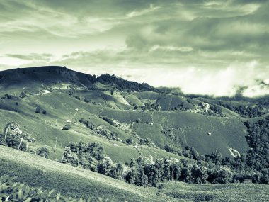 Güneşin doğuşuyla birlikte yeşil dağın manzarası. Tayland 'ın kuzeyindeki açık mavi gökyüzü.