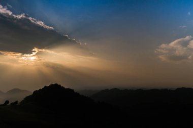 Doi Samer Dao, Nan, Tayland 'da bulutlu bir konumda gün doğumunun manzarası
