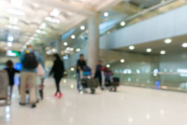 Havaalanı binasında yürüyen yolcu bulanıklığı