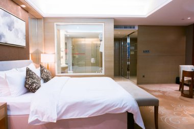 Modern beyaz yatak odası.