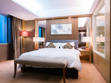 Modern beyaz yatak odası.