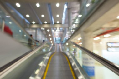 Havaalanı terminalinin içinde yürüme bulanıklığı