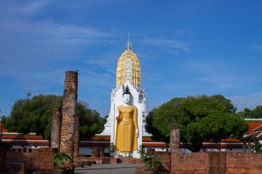 Gökyüzünün altında, tapınağın önünde Büyük Buda duruyor.