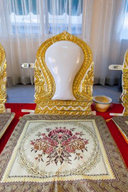 Tayland kültürünün düğün töreninde keşiş için beyaz koltuk