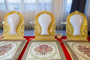 Tayland kültürünün düğün töreninde keşiş için beyaz koltuk