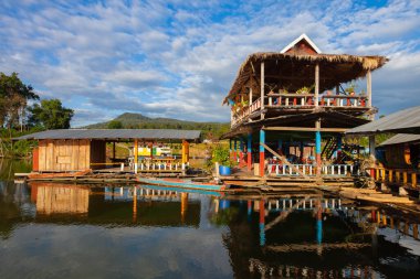 Tayland 'ın doğusunda, temiz gökyüzünün altında yüzen ev köyü.