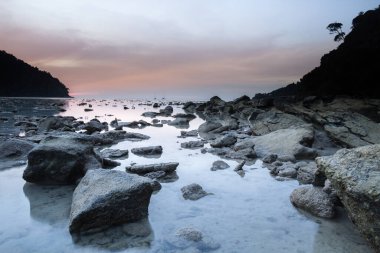 Güzel gün batımı manzarası Tayland 'da bulunan gökyüzü renkleriyle deniz manzarası