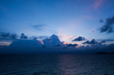 Güzel gün batımı manzarası Tayland 'da bulunan gökyüzü renkleriyle deniz manzarası