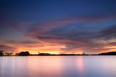 Güzel gün batımı manzarası Tayland 'da bulunan gökyüzü renkleriyle deniz manzarası
