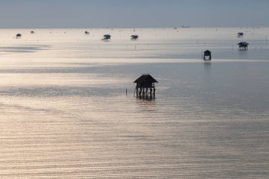 Güzel gün batımı manzarası Tayland 'da bulunan gökyüzü renkleriyle deniz manzarası