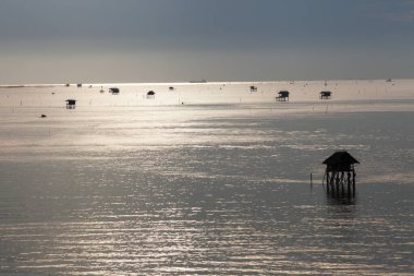 Güzel gün batımı manzarası Tayland 'da bulunan gökyüzü renkleriyle deniz manzarası