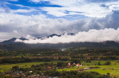 Güneydoğu Asya 'nın Tropicana bölgesinde berrak mavi gökyüzü ve sisli çevreye sahip bir dağ manzarası..