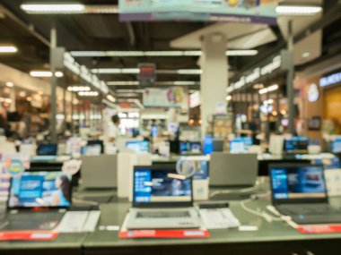 Alışveriş merkezindeki masaya konulan elektrikli bilgisayar ürününün bulanık görüntüsü 