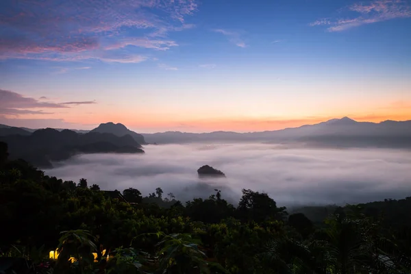 Een Bewolkte Van Mistige Landschap Uitzicht Top Uitzicht Van Berg — Stockfoto