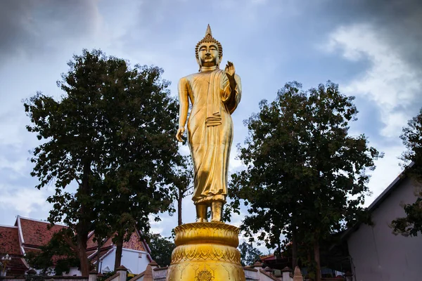 Statua Buddha Dorato Piedi Fronte Cielo Colorato Temporizzazione Tramonto — Foto Stock