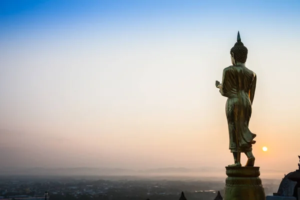 Χρυσό Άγαλμα Του Βούδα Στέκεται Μπροστά Από Πολύχρωμο Ουρανό Του — Φωτογραφία Αρχείου