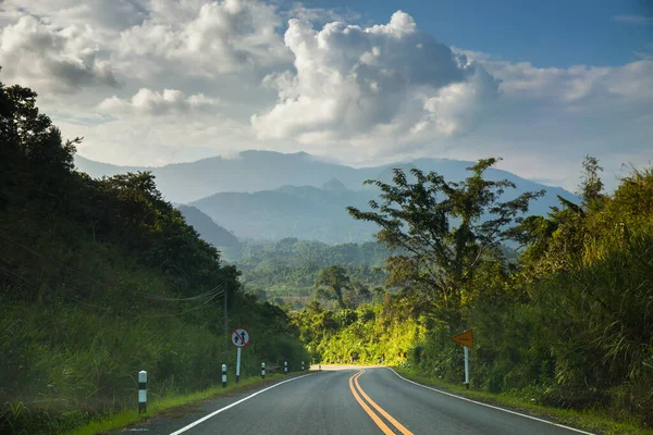 Curve Long Road Mountain View Cloudy Sky — Stock Photo, Image