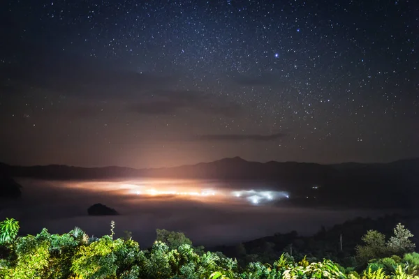 Samanyolu, Tayland 'ın kuzeyinde, dağın tepesinde, bulutlu bir yerde.