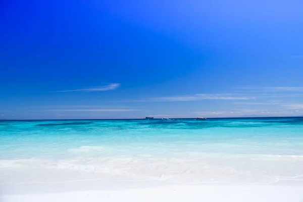 Белый Песчаный Пляж Ясным Небом Горным Фоном Океана Фане Расположенной — стоковое фото