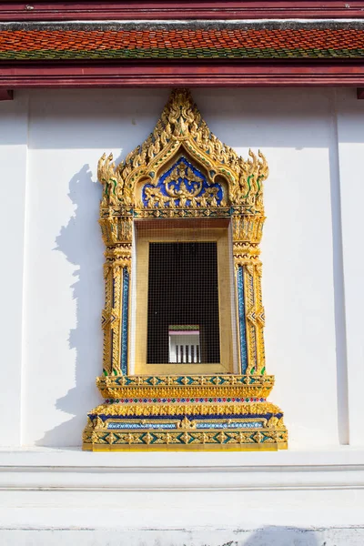 Beyaz Çimento Arka Planlı Tapınak Altın Penceresi — Stok fotoğraf