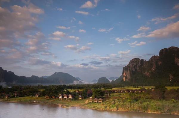 Vang Vieang Laos 'taki tropikana bölgesinde berrak gökyüzü altında sisli bir dağ manzarası