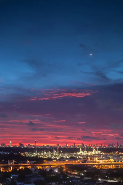 Natt Landskap Utsikt Över Staden Och Oljeraffinaderi Industrin Färgglada Himlen — Stockfoto