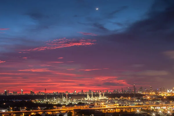 Natt Landskap Utsikt Över Staden Och Oljeraffinaderi Industrin Färgglada Himlen — Stockfoto