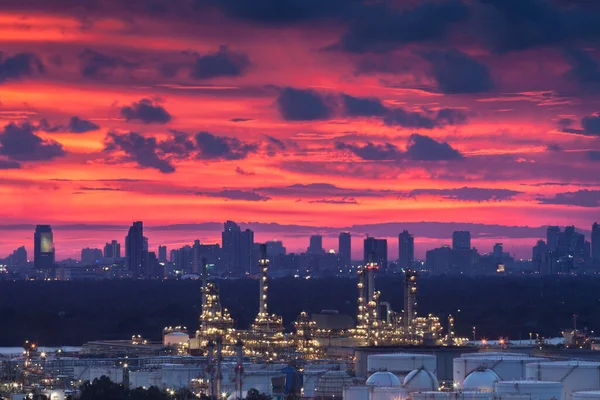 Natt Landskap Utsikt Över Staden Och Oljeraffinaderi Industrin Färgglada Himlen — Stockfoto