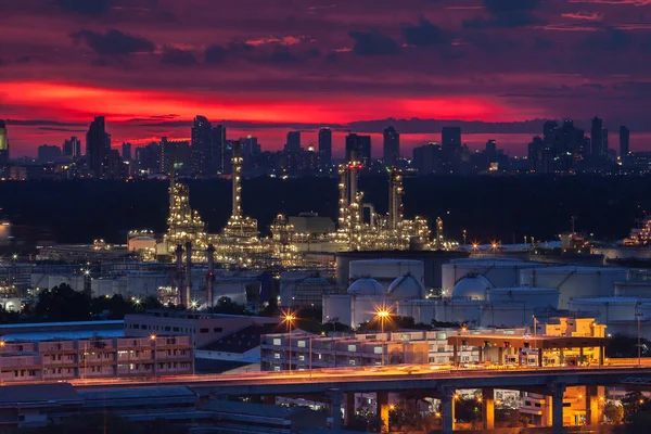 Una Vista Del Paisaje Nocturno Ciudad Industria Refinería Petróleo Bajo —  Fotos de Stock