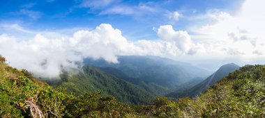 Tayland 'ın güneyinde berrak gökyüzü ile dağdan manzara manzarası