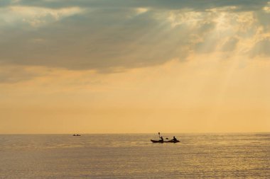 Tayland 'ın doğusundaki gökyüzü renkleriyle deniz ve teknenin güzel gün batımı manzarası
