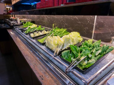 Görüntü bulanıklığı lokantada self servis ile yemek büfesi hizasında. Para karşılığı sağlıklı gıda kavramı