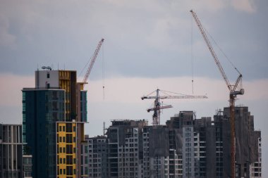 Vinçli, bulutlu bir bina inşaatı