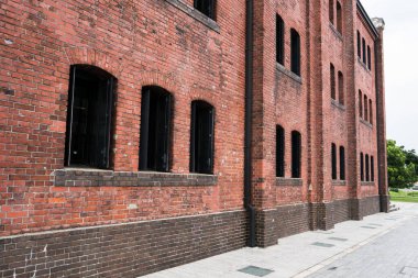 Yokohama Japonya 'da çağdaş tasarım konumu olarak kırmızı blok duvarı ile dekore edilmiş eski yapı stili