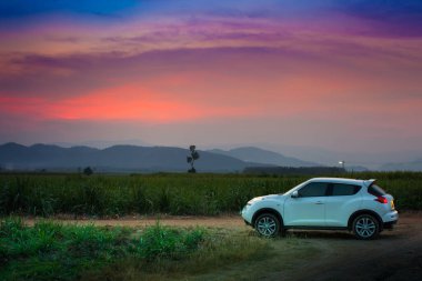 Tayland 'ın kuzeyinde, dağların önünde, yeşilliğin üzerinde, gün batımının renkli gökyüzü.
