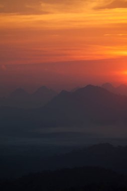 Tayland 'ın kuzeydoğusundaki Loei eyaletinde kış mevsiminde bulutlu havada gün doğumunun renkli gökyüzü