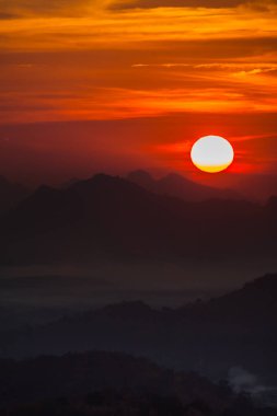 Tayland 'ın kuzeydoğusundaki Loei eyaletinde kış mevsiminde bulutlu havada gün doğumunun renkli gökyüzü
