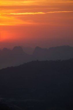 Tayland 'ın kuzeydoğusundaki Loei eyaletinde kış mevsiminde bulutlu havada gün doğumunun renkli gökyüzü