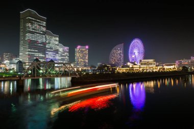 Gece vakti harika bir rengin su yansıması, Yokohama japan şehir manzarası.