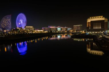 Gece vakti harika bir rengin su yansıması, Yokohama japan şehir manzarası.