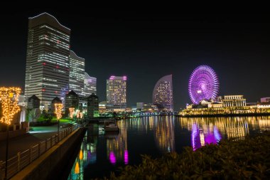 Gece vakti harika bir rengin su yansıması, Yokohama japan şehir manzarası.