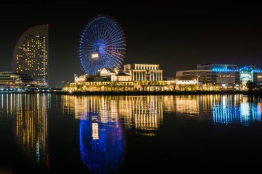 Gece vakti harika bir rengin su yansıması, Yokohama japan şehir manzarası.