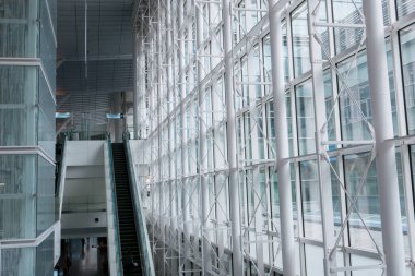 Japonya 'da havaalanı geçidinde yürüyen yolcuların bulanıklığı