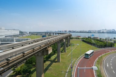 Gökyüzü altında hareket eden çok raylı trenin görüntüsü