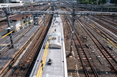 Trenin hareket halindeki çok raylı görüntüsü