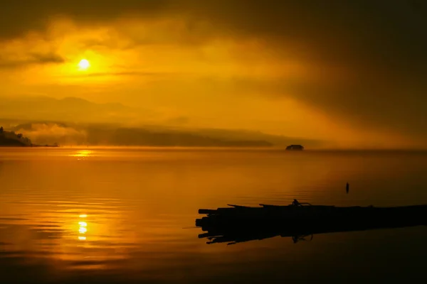 Silhouet Bij Zonsondergang Uitzicht Het Landschap Met Levendige Kleur Zee — Stockfoto