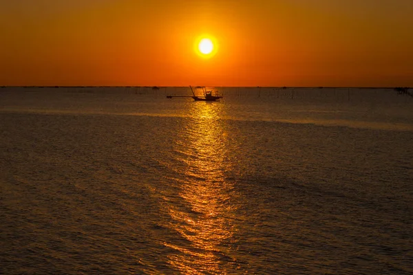 Reflectie Van Lopende Boot Zee Onder Zonsondergang Met Kleurrijke Lucht — Stockfoto